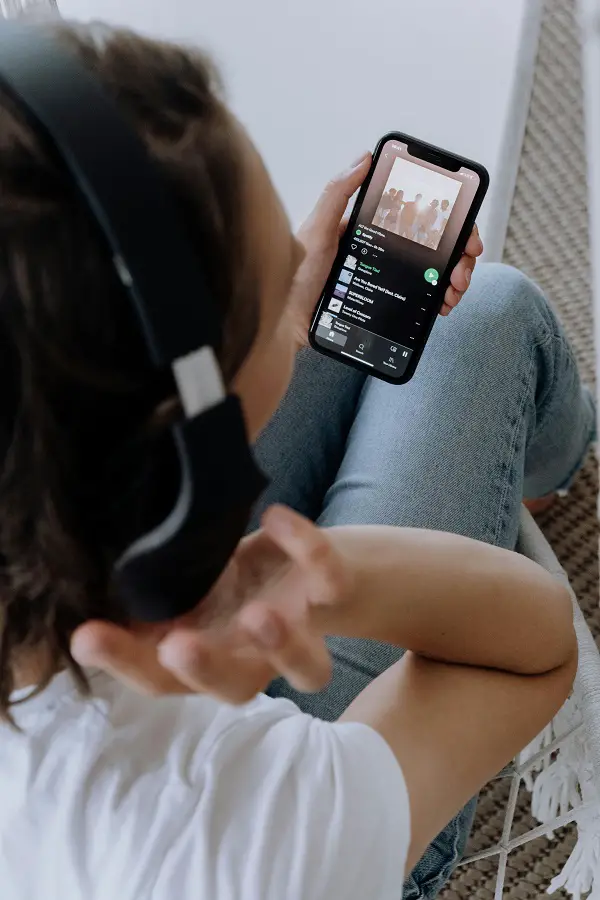 A girl listening to Spotify on a Smartphone